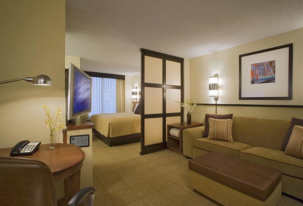 Hyatt Place Greenville/Haywood Room photo